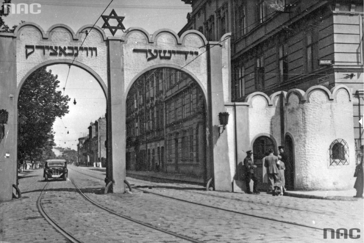 Calle empedrada del barrio histórico de Cracovia al anochecer
